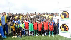 Samuel Eto'o avec un groupe d'enfant